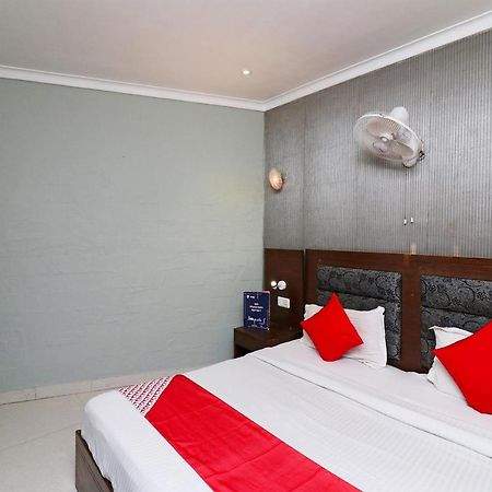 ניו דלהי Oyo Hotel Metro Tower Near Ambience Mall מראה חיצוני תמונה